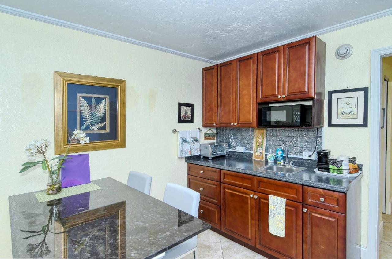 Waterfront Room, Heated Pool, Tiki Bar & Grill Sarasota Dış mekan fotoğraf